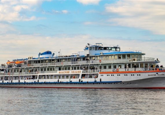 Теплоход «Валерий Чкалов»